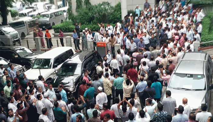 সচিবালয়ে কর্মকর্তা-কর্মচারীদের বিক্ষোভ