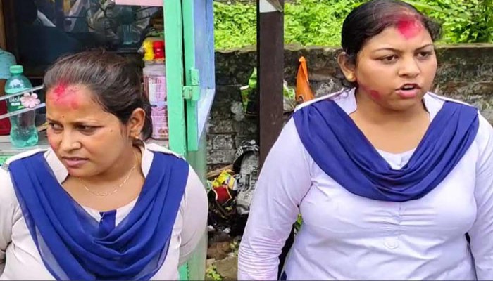 মহিলা পুলিশকর্মীদের ‘সিঁদুর’ পরিয়ে দিলেন বিজেপি কর্মীরা!