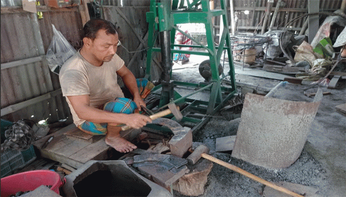 ঈদ ঘিরে কর্মচাঞ্চল্যে মুখর ফুলবাড়ীর কামারপাড়া