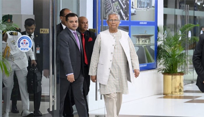 জাপান থেকে দেশে ফিরছেন প্রধান উপদেষ্টা