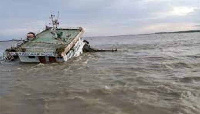 মেঘনায় ৩৯ যাত্রী নিয়ে ট্রলার ডুবি, ২ পুলিশসহ নিখোঁজ-১৯