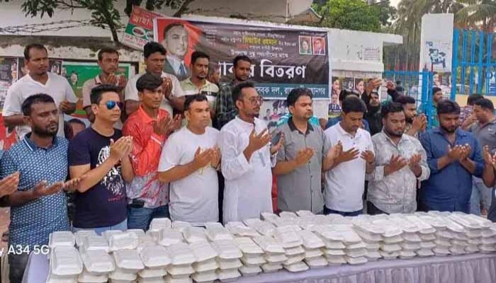 শহীদ জিয়াউর রহমানের ৪৪তম শাহাদৎ বার্ষীকি: নগরীর কাজলায় পথচারীদের মাঝে খাবার বিতরণ স্বেচ্ছাসেবক দলের শহীদ জিয়াউর রহমানের ৪৪তম শাহাদৎ বার্ষীকি: নগরীর কাজলায় পথচারীদের মাঝে খাবার বিতরণ স্বেচ্ছাসেবক দলের