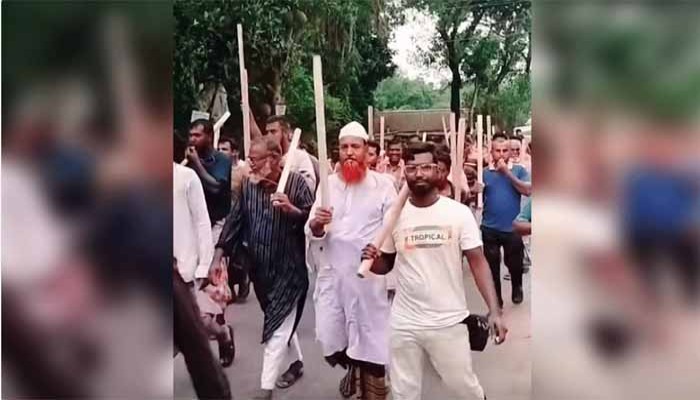 নাটোরে চাঁদাবাজির বিরুদ্ধে ব্যবসায়ীদের লাঠিমিছিল নাটোরে চাঁদাবাজির বিরুদ্ধে ব্যবসায়ীদের লাঠিমিছিল