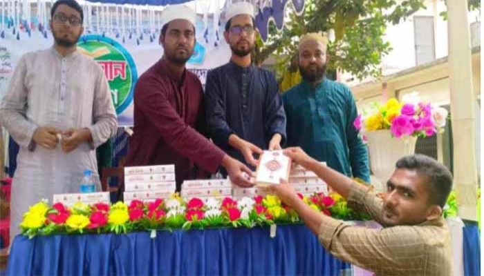 তানোরে ছাত্র শিবিরের কোরআন শরিফ বিতরণ তানোরে ছাত্র শিবিরের কোরআন শরিফ বিতরণ