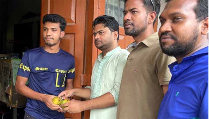 রাবি শিক্ষার্থীদের ঈদের শুভেচ্ছা জানিয়ে  আম খাওয়ালো ছাত্রদল রাবি শিক্ষার্থীদের ঈদের শুভেচ্ছা জানিয়ে  আম খাওয়ালো ছাত্রদল
