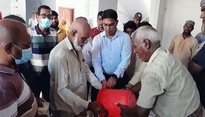 লালপুরে ঈদুল আজহা উপলক্ষে ভিজিএফ এর চাল বিতরণ লালপুরে ঈদুল আজহা উপলক্ষে ভিজিএফ এর চাল বিতরণ