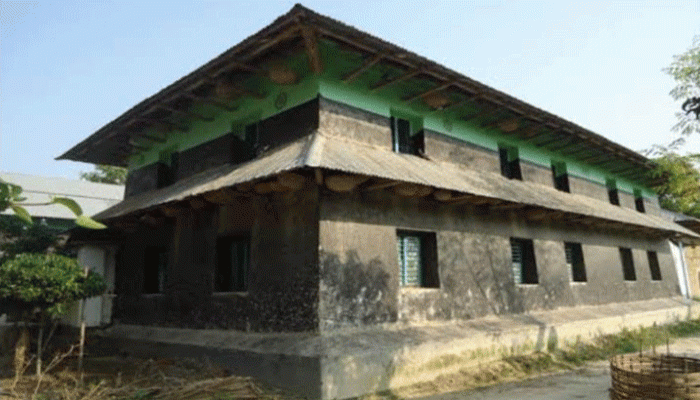 বরেন্দ্র অঞ্চলে গ্রামীণ জনপদে আভিজাত্যর প্রতিক মাটির দ্বিতল বাড়ি বিলুপ্ত প্রায়