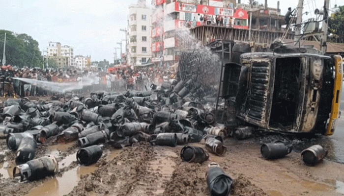 ব্রাহ্মণবাড়িয়ায় গ্যাস সিলিন্ডারবোঝাই ট্রাক উল্টে বিস্ফোরণ