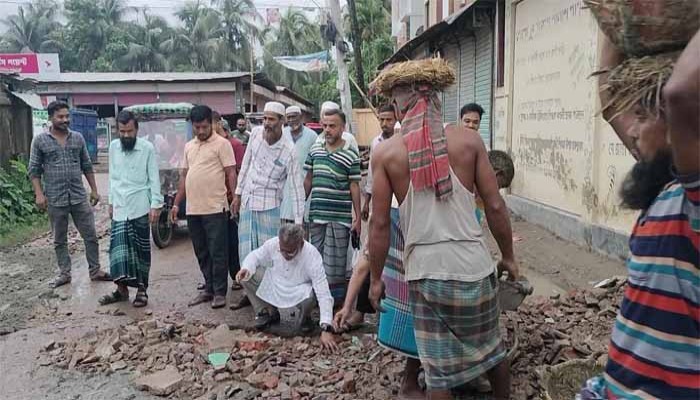  নোয়াখালীতে বিএনপি নেতার অর্থায়নে ২ কিলোমিটার সড়ক সংস্কার  নোয়াখালীতে বিএনপি নেতার অর্থায়নে ২ কিলোমিটার সড়ক সংস্কার