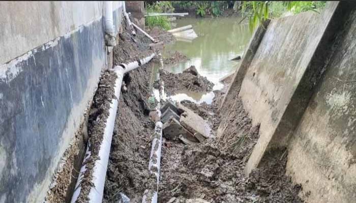 নোয়াখালীতে প্রতিবেশির সীমানা প্রাচীর ঘেঁষে পুকুর খনন, হুমকির মুখে কোটি টাকার পাকা বাড়ি