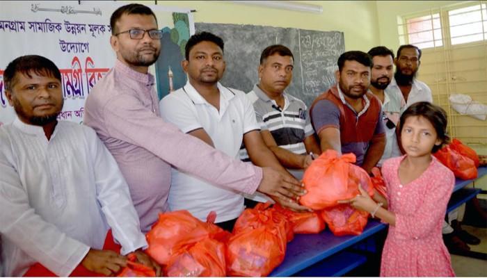 ​লালপুরে ঈদ উপহার সামগ্রী বিতরণ