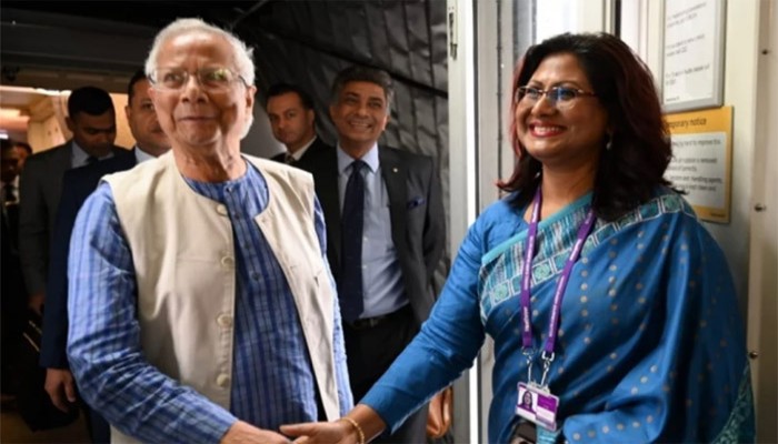 লন্ডনে পৌঁছেছেন প্রধান উপদেষ্টা ড. ইউনূস