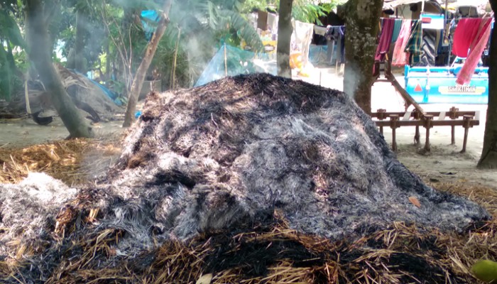 রাণীনগরে আগুন দিয়ে খড়ের পালা পুড়িয়ে দেয়ার অভিযোগ