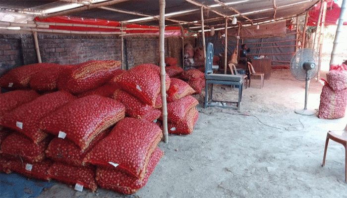 ফুলবাড়ীতে ঈদ পরবর্তী বাজারে মন্দাভাব, সবজির দাম চড়া, চাল সস্তা