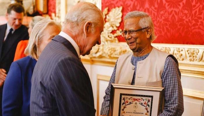 ‘কিংস চার্লস হারমনি’ অ্যাওয়ার্ড গ্রহণ করলেন প্রধান উপদেষ্টা ড. মুহাম্মদ ইউনূস