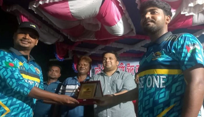 দুই দিনব্যাপী ক্রিকেট টুর্নামেন্টের পুরুস্কার বিতরণ