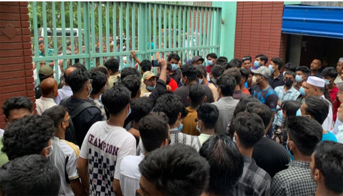 রাজশাহীতে এইচএসসি পরীক্ষা পেছানোর দাবিতে  শিক্ষার্থীদের বিক্ষোভ রাজশাহীতে এইচএসসি পরীক্ষা পেছানোর দাবিতে  শিক্ষার্থীদের বিক্ষোভ