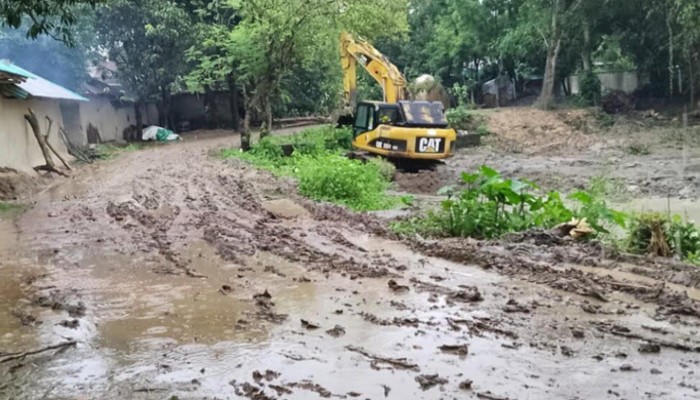 তানোরে পাকা রাস্তা নষ্ট করে অবৈধ মাটি বাণিজ্যে বিক্ষুব্ধ গ্রামবাসি তানোরে পাকা রাস্তা নষ্ট করে অবৈধ মাটি বাণিজ্যে বিক্ষুব্ধ গ্রামবাসি