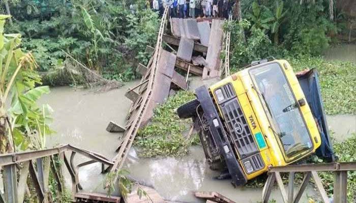 ব্রিজ ভেঙে ট্রাক খালে, পিরোজপুরে যোগাযোগ বন্ধ ব্রিজ ভেঙে ট্রাক খালে, পিরোজপুরে যোগাযোগ বন্ধ