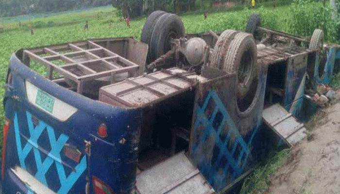 সিরাজগঞ্জে বাস উল্টে খাদে পড়ে যাত্রী নিহত সিরাজগঞ্জে বাস উল্টে খাদে পড়ে যাত্রী নিহত