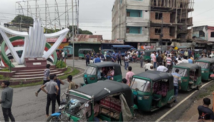 রাঙামাটিতে ২ অটোরিকশা চালককে শিবিরের মারধর, গাড়ি বন্ধ রেখে চালকদের আল্টিমেটাম