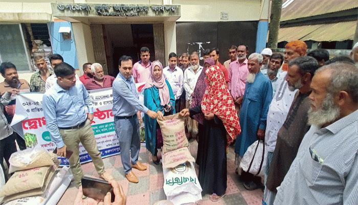 গুরুদাসপুরে বীজ-সার ও চারা বিতরণ উদ্বোধন গুরুদাসপুরে বীজ-সার ও চারা বিতরণ উদ্বোধন
