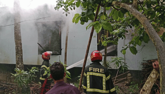 মাদারীপুরে প্রবাসীকে পিটিয়ে হত্যা, শ্বশুরবাড়িতে আগুন দিল গ্রামবাসী মাদারীপুরে প্রবাসীকে পিটিয়ে হত্যা, শ্বশুরবাড়িতে আগুন দিল গ্রামবাসী