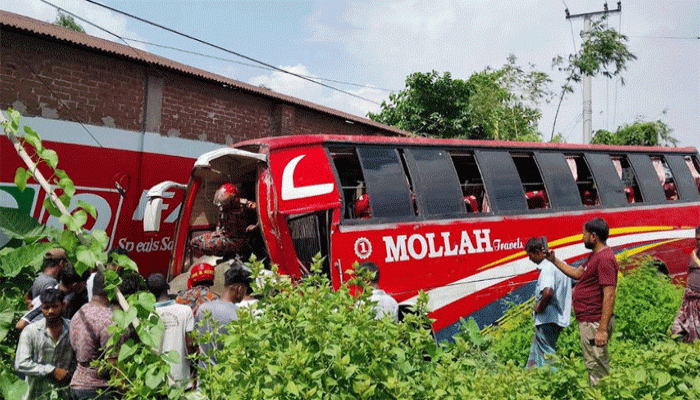 ফুলবাড়ীতে বাস-কর্ভাট ভ্যানের মুখোমুখি সংঘষে চারজন আহত, দুইজনের অবস্থা আশঙ্কাজনক