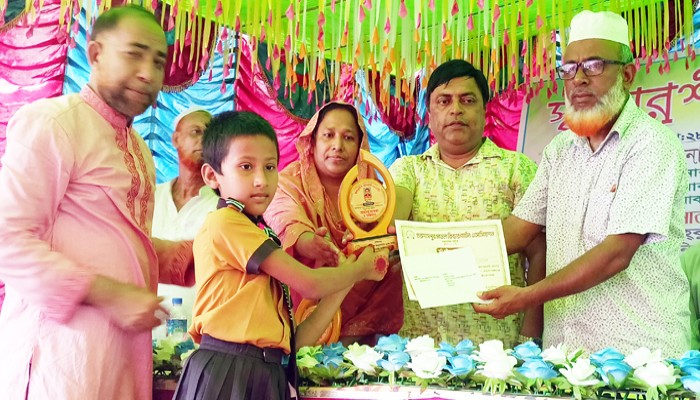 গুরুদাসপুরে কেজি স্কুলের বৃত্তিপ্রাপ্তদের সংবর্ধনা-স্কলারশিপ অ্যাওয়ার্ড প্রদান গুরুদাসপুরে কেজি স্কুলের বৃত্তিপ্রাপ্তদের সংবর্ধনা-স্কলারশিপ অ্যাওয়ার্ড প্রদান