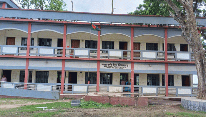 তানোরের কামারগাঁ স্কুল শিক্ষা বিস্তারে ভুমিকা রাখছে