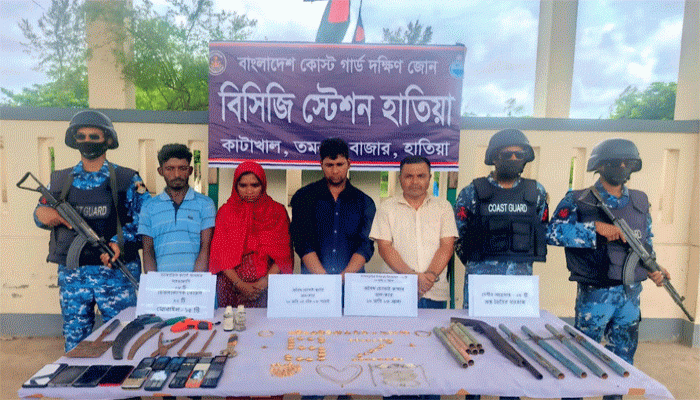 হাতিয়াতে যৌথবাহিনীর অভিযানে নারীসহ আটক-৪, আগ্নেয়াস্ত্র-স্বর্ণ উদ্ধার হাতিয়াতে যৌথবাহিনীর অভিযানে নারীসহ আটক-৪, আগ্নেয়াস্ত্র-স্বর্ণ উদ্ধার