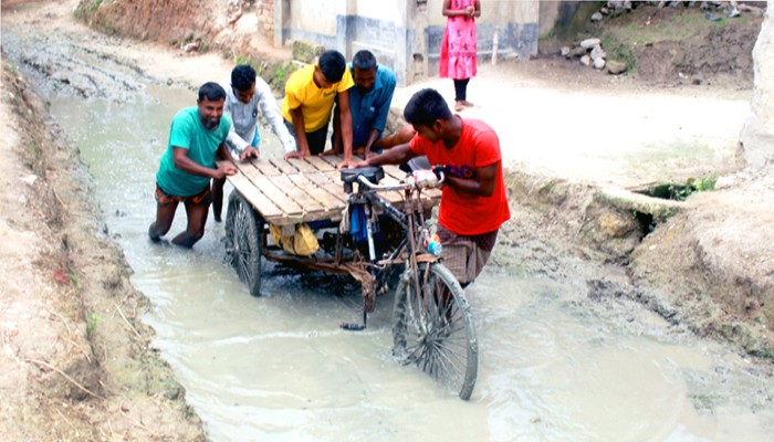 ৪ বছরেও শেষ হয়না সড়ক নির্মাণ কাজ! ভোগান্তিতে ১০ হাজারো মানুষ ৪ বছরেও শেষ হয়না সড়ক নির্মাণ কাজ! ভোগান্তিতে ১০ হাজারো মানুষ