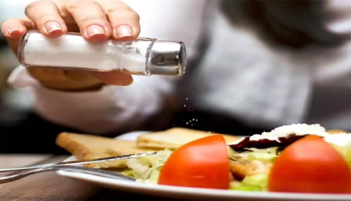 সুস্থ থাকতে পাতে নুন কম রাখছেন? আয়োডিনের অভাবেও একাধিক সমস্যা হতে পারে, কী করবেন?