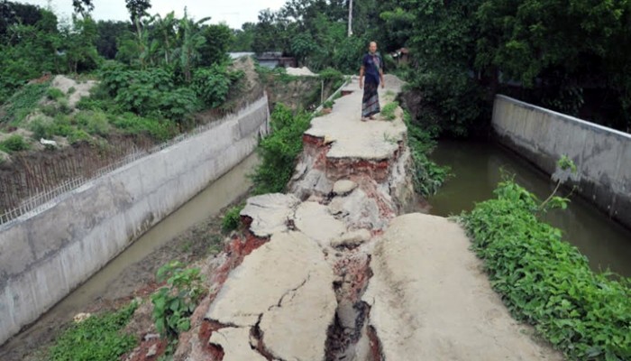 ২০ কোটি টাকার প্রকল্পে অনিয়ম! নির্মাণকাজ শেষ হতেই পুকুরে ধসে পড়লো সড়ক