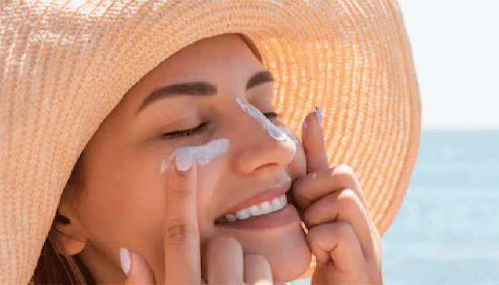 রোদে বেরোলেও মুখে কালচে ছোপ পড়বে না, জানতে হবে বর্ষায় সানস্ক্রিন ব্যবহারের ৫ কৌশল রোদে বেরোলেও মুখে কালচে ছোপ পড়বে না, জানতে হবে বর্ষায় সানস্ক্রিন ব্যবহারের ৫ কৌশল