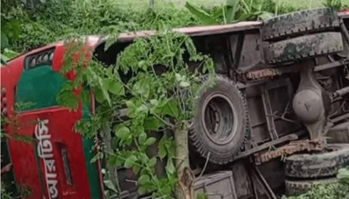 বীরগঞ্জে যাত্রীবাহী বাস নিয়ন্ত্রণ হারিয়ে খাদে পড়ে হেলপার নিহত