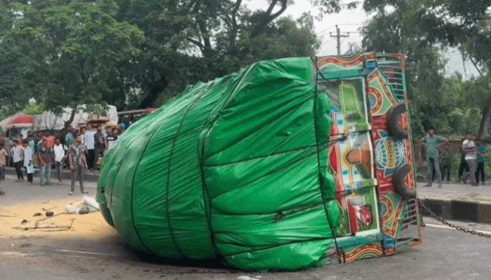 মুন্সীগঞ্জে বাস-ট্রাক সংঘর্ষে হেলপার নিহত, আহত ১৫