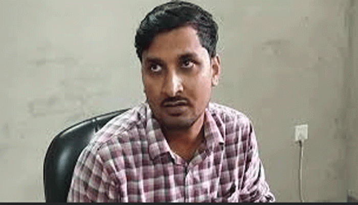 জুলাই আন্দোলনে হামলার অভিযোগে নোবিপ্রবি কর্মকর্তাকে পুলিশে সোপর্দ জুলাই আন্দোলনে হামলার অভিযোগে নোবিপ্রবি কর্মকর্তাকে পুলিশে সোপর্দ