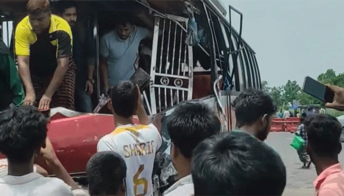 একসঙ্গে তিন বাস, জিপ, কার ও অটোরিকশার সংঘর্ষে ১৫ জন আহত