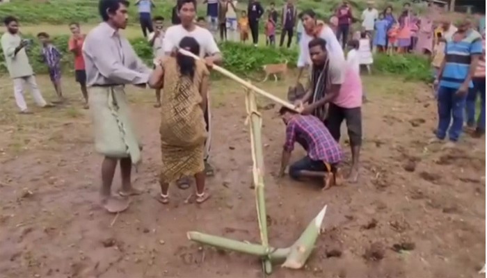 ভারতে প্রেম করে বিয়ের শাস্তি  গরুর বদলে নবদম্পতিকে জোয়ালে বেঁধে হালচাষ