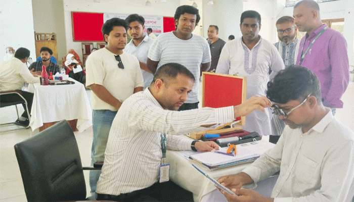 ফুলবাড়ীতে বিনামূল্যে চক্ষু চিকিৎসা ও ছানির অস্ত্রোপচার সেবা প্রদান ফুলবাড়ীতে বিনামূল্যে চক্ষু চিকিৎসা ও ছানির অস্ত্রোপচার সেবা প্রদান