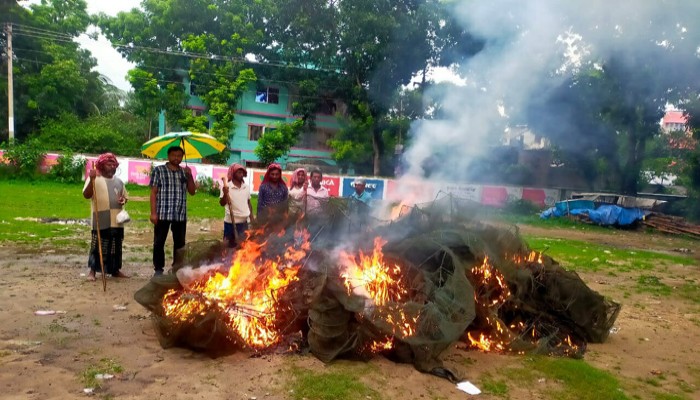 সিংড়ায় ৪ লক্ষ টাকার নিষিদ্ধ চায়না দুয়ারি জাল ধ্বংস, একজনকে জরিমানা সিংড়ায় ৪ লক্ষ টাকার নিষিদ্ধ চায়না দুয়ারি জাল ধ্বংস, একজনকে জরিমানা