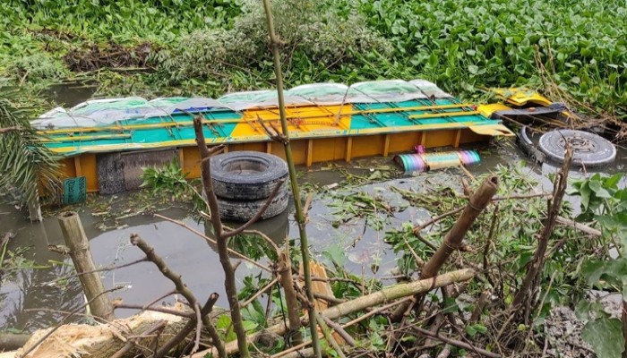 ১৮ লাখ টাকার আম নিয়ে ট্রাক খাদে ১৮ লাখ টাকার আম নিয়ে ট্রাক খাদে