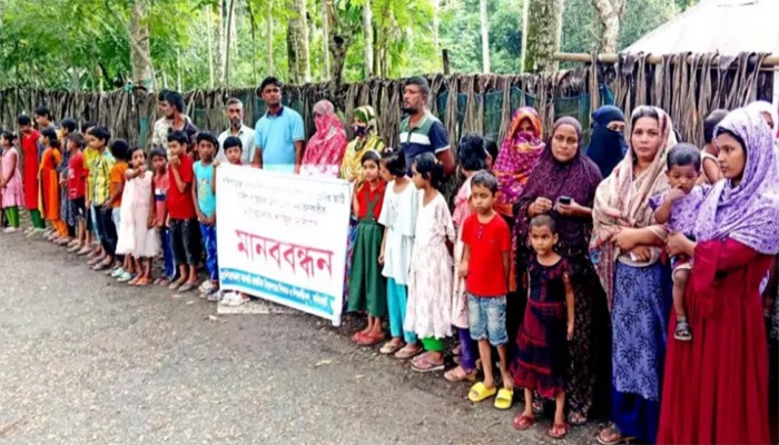 বাগেরহাটে চতুর্থ শ্রেণির ছাত্রীকে ধর্ষণের প্রতিবাদে মানববন্ধন