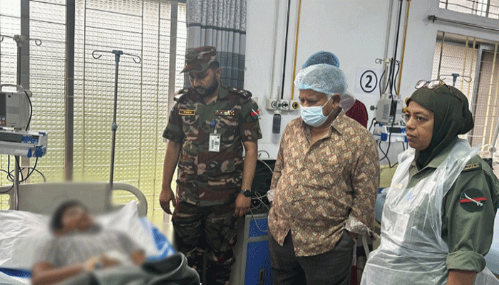 বিমান দুর্ঘটনায় হতাহতদের দেখতে সিএমএইচ-এ উপদেষ্টা সাখাওয়াত হোসেন