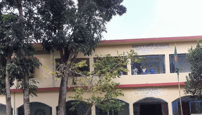 শিক্ষককে শোকজ করায় প্রধান শিক্ষককে মারধর