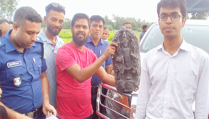 রাণীনগরে কষ্টি পাথরের বিষ্ণ মূর্তি উদ্ধার