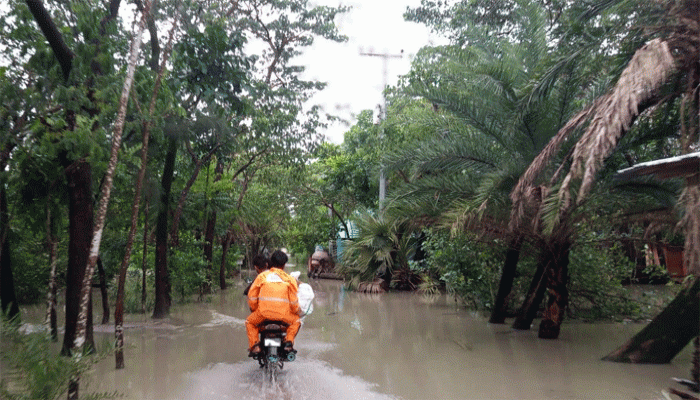নোয়াখালীতে বাঁধ ভেঙে উপকূলের মানুষের জনজীবন বিপর্যস্ত
