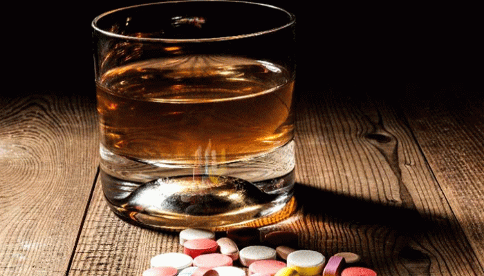 মদ্যপান করলে যেসব ওষুধ খাবেন না, অ্যালকোহলের সঙ্গে কিছু ওষুধ মিশলে বিষক্রিয়া হতে পারে মদ্যপান করলে যেসব ওষুধ খাবেন না, অ্যালকোহলের সঙ্গে কিছু ওষুধ মিশলে বিষক্রিয়া হতে পারে