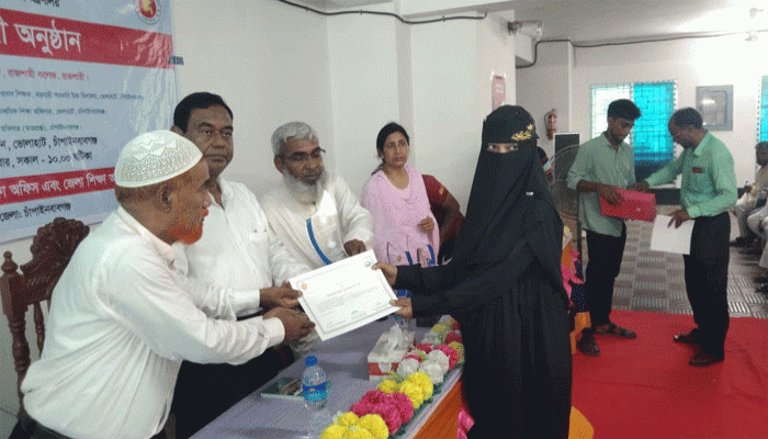 ভোলাহাটে কর্মদক্ষতায় শ্রেষ্ঠ শিক্ষার্থীদের মাঝে পুরষ্কার বিতরণী অনুষ্ঠিত